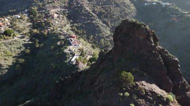Tenerife 'nin kayalıklarına kurulmuş Masca' nın çarpıcı manzarasını görün. Yükselen manzara, doğanın güzelliğini gözler önüne seren eşsiz mimari ve bereketli çevreyi gözler önüne seriyor..