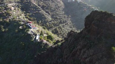 Tenerife 'deki Masca köyünün güzelliğini yukarıdan keşfedin. Bu hava keşfi, büyüleyici dağ manzarasını ve köyü çevreleyen yemyeşil araziyi vurguluyor..