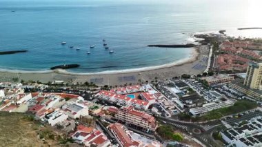 Tenerife 'deki Los Cristianos' un güzel plajını ve canlı atmosferini görmelisiniz. Gündüz geceye dönerken okyanusun ve çevrenin nefes kesici manzarasının tadını çıkarın..