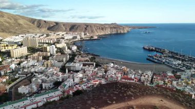 Tenerife 'deki Los Cristianos' un canlı rıhtım manzarası, büyüleyici binaları ve nefes kesici okyanus manzarasıyla görkemli güzelliğini yaşayın. Doğa aşıkları ve kaşifler için mükemmel..