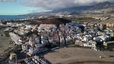 Tenerife 'deki canlı Los Cristianos kasabasını keşfedin. Açık ve güneşli bir günde güzel kıyı manzaraları, çeşitli mimariler ve canlı plajlar sergiliyorsunuz..