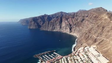 Atlantik Okyanusu 'nun üzerinde yükselen Los Gigantes' in yüksek uçurumlarına hayranlık duyun..