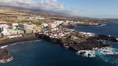 Tenerife 'deki Los Gigantes' in büyüleyici manzarasına tanık olun. Dramatik uçurumlar, kristal berrak sular ve kıyı şeridi boyunca canlı topluluk titreşimleri var..