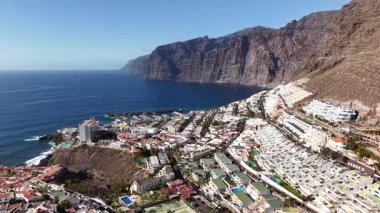 Tenerife 'deki Los Gigantes' in panoramik manzarasının tadını çıkarın. Dramatik uçurumlar, canlı bir marina ve pitoresk yerleşim alanları sergileniyor. Bu eşsiz yerin güzelliğini hisset..