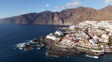 Tenerife 'deki Los Gigantes' in görkemli uçurumlarını keşfedin, muhteşem manzaralar ve Atlantik Okyanusu 'nun dingin güzelliğini gösterin. Bu sahil cennetinin cazibesine tanık olun..