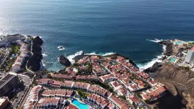 Tenerife Los Gigantes 'in nefes kesici sahil güzelliğini yaşayın. Resimli uçurumlar, büyüleyici kasaba yerleşimleri ve okyanus dalgalarının rahatlatıcı sesi..