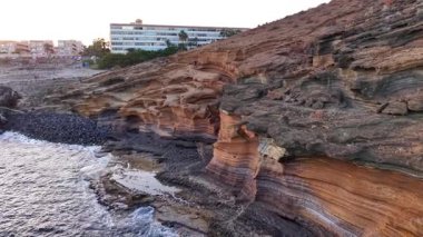 Büyüleyici bir hava perspektifi Tenerifes 'in nefes kesici sahil kayalıkları, kayalık kıyıları ve sakin suları ortaya çıkarıyor. Bu büyüleyici manzara günbatımında adaların doğal güzelliklerini gözler önüne seriyor..