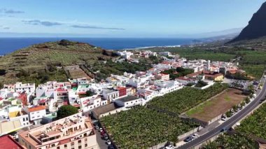 Tenerife 'nin nefes kesici hava manzarası. Videoda adaların canlı şehirleri, kıyı manzaraları ve yemyeşil alanları, manzara ve mimarinin güzelliğini yansıtıyor..