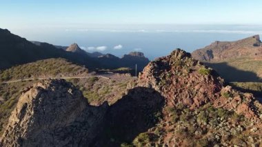 Tepeden Tenerife 'nin güzelliğini hisset, dramatik dağ sıralarını ve sakin okyanusu vurgula. Video doğal güzellikleri ve engebeli araziyi canlı yeşilliklerle yakalıyor..