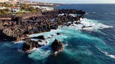 Engebeli kayalar ve kristal berraklığında Atlantik Okyanusu 'nun doğa meraklıları için mükemmel olan dramatik manzaralarını gözler önüne seren Tenerife' nin çarpıcı bir hava perspektifini keşfedin..