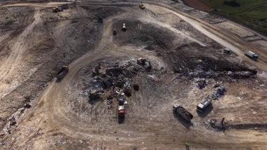 Drone perspektifi, atık işleme tesisinde geniş çaplı faaliyetleri gösteriyor.