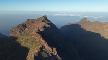 Tenerife 'nin nefes kesici hava perspektifini keşfedin, engebeli dağları ve geniş okyanus manzaralarını gösterin. Bu çarpıcı yer Kanarya Adaları 'nın doğal güzelliğini temsil ediyor..