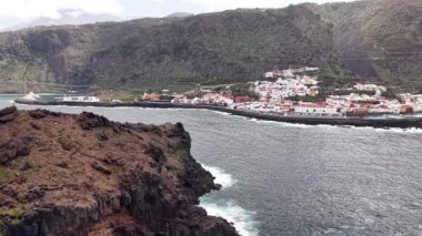 Kamera dramatik uçurumların ve köpüklü suların üzerinde süzülürken Tenerife 'nin nefes kesici manzarasını deneyimleyin..