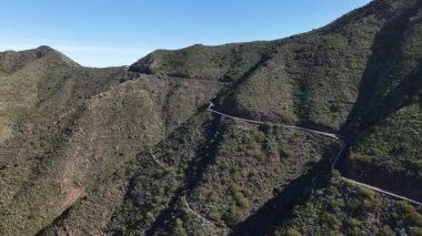 Tenerife 'nin çeşitli bölgelerinde yükselen bu görsel yolculuk engebeli dağları, yemyeşil alanları ve manzaralı yolları vurguluyor. Nefes kesen manzaraları ve doğal ihtişamı tecrübe et..
