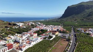 Tenerife 'nin kıyı kasabalarını, canlı manzaraları ve berrak mavi gökyüzünün altındaki görkemli dağları gösteren nefes kesici hava manzaraları. Bu adanın doğal güzelliğini keşfedin..