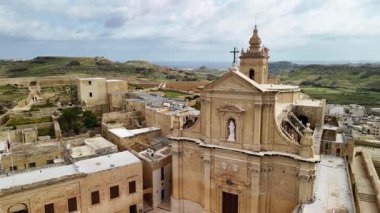 Malta adası Gozo 'daki Hisar' ın çarpıcı hava görüşlerine tanık olun. Video, çevredeki istihkamların ve doğal güzelliklerin karmaşık detaylarını ortaya çıkarıyor..