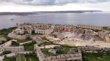 Malta 'daki Gozo Adası' nın büyüleyici güzelliğine tanık olun. Huzurlu sular ve bereketli manzaralarla birlikte antik kalıntıları sergiliyor. Zengin tarihi ve doğal harikaları keşfedin..