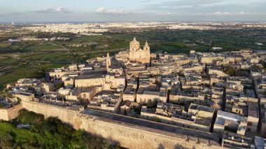Mdina 'nın güzelliğini keşfedin, Malta' nın antik duvarlarla çevrili şehri, panoramik manzaralar eşsiz mimarisini ve çevresini gözler önüne seriyor. Bu tarihi yerin cazibesini tecrübe et..