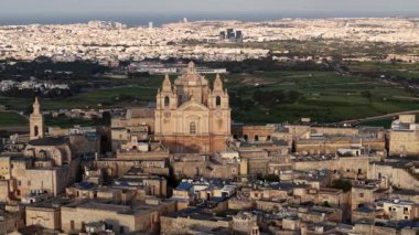 Mdina, Maltas antik kentinin tarihi güzelliğini tecrübe edin. Adaların zengin mirası ve kültürünü gösteren etkileyici mimariye, nefes kesici manzaralara ve canlı çevresine hayran olun..