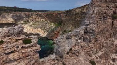 Malta 'nın nefes kesici hava perspektifleri dramatik uçurumlar ve dingin turkuaz sular sergiliyor. Bu Akdeniz cevherini tanımlayan eşsiz kıyı manzaralarını tecrübe edin..