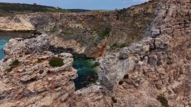 Yukarıdan Malta 'nın nefes kesici manzarasını keşfedin, dramatik uçurumlarını, berrak turkuaz sularını ve doğal güzelliklerini gösterin..