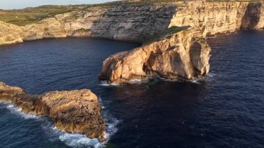Altın saat boyunca Malta 'nın görkemli uçurumlarını ve kristal berrak sularını keşfedin. Bu büyüleyici kıyı manzarasında doğanın güzelliğini hissedin..