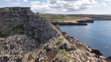 Havadan bakıldığında Malta 'nın nefes kesici kıyı manzarasını keşfedin. Engebeli uçurumları, canlı mavi suları ve kıyı boyunca yemyeşil alanları izleyin..