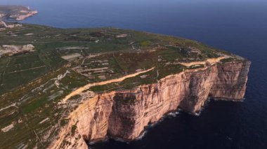 Yukarıdan Malta 'nın büyüleyici güzelliğini tecrübe edin dramatik sahil uçurumları ve gün batımının ılık parıltısıyla yıkanan yemyeşil alanlar. Bu şaşırtıcı yerde doğa harikalar yaratıyor..