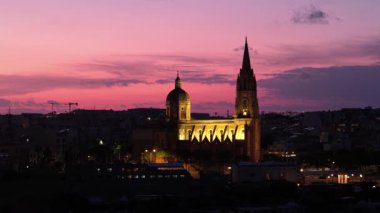 Güneş batarken Malta 'nın nefes kesici hava perspektifini tecrübe edin, tarihi binalara sıcak bir ışık saçın. Karmaşık mimari ve canlı renkler büyülü bir atmosfer yaratır..