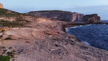 Gün batımında engebeli uçurumları ve sakin sularıyla Maltas kıyılarının büyüleyici güzelliğini hissedin. Eşsiz kaya oluşumları her izleyiciyi büyüleyen bir resim ortamı yaratır..