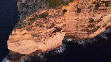 Maltas 'ın görkemli uçurumlarının ve zengin sahil şeridinin nefes kesici hava manzarası.