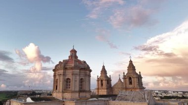 Mdina 'nın nefes kesici hava perspektifini keşfedin, altın saat boyunca Maltas şehrini güçlendirdi. Eşsiz mimari ve tarihi yapılar akşam gökyüzünün altında parlıyor..