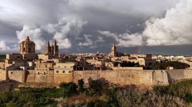 Malta 'daki tarihi bir kale şehri olan Mdina' nın nefes kesici hava manzarasını tecrübe edin. Manzara etkileyici mimari, verimli yeşillik ve dramatik bulut oluşumlarına sahiptir..
