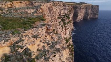 Malta 'nın dramatik uçurumlarının derin mavi denizle buluşmasına tanık olduk. Bu Akdeniz adasını karakterize eden doğal güzelliği ve eşsiz manzarayı keşfedin..