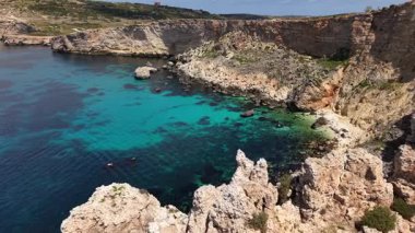 Malta 'nın güzelliğine yukarıdan tanık olun, dramatik uçurumlar, canlı turkuaz sular, ve altın saat boyunca bereketli kıyı manzaraları. Doğa ve sükunetin mükemmel bir karışımı bekliyor..
