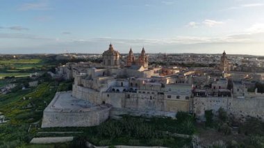 Mdina 'nın büyüleyici havadan bakış açısına tanık olun, Malta' nın antik kale şehri, altın saat boyunca olağanüstü mimarisini, bereketli çevresini ve yukarıdan gelen ebedi cazibesini sergiliyor..