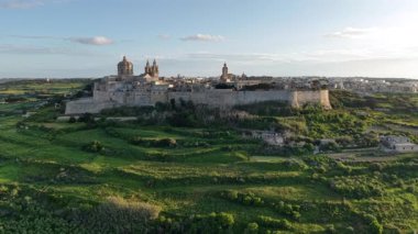 Mdina 'nın, Malta' nın güçlendirilmiş şehrinin nefes kesici hava perspektiflerini keşfetmek, etkileyici mimarisini, tarihsel önemini ve altın saat boyunca çevresindeki güzel manzarasını sergilemek..