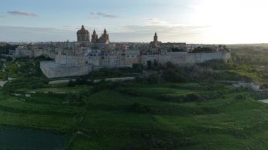 Malta 'nın en eski şehirlerinden biri olan Mdina' nın görkemli hava manzarasını deneyin..