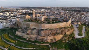 Malta 'daki Gozo Adası' nda bulunan Hisar 'ın nefes kesici hava manzarası. Etkileyici tarihi mimariye ve gün batımında yukarıdan çevreleyen güzel manzaraya hayret..