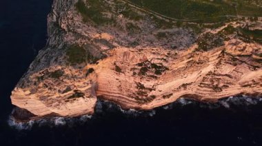 Bu hava keşfinde Malta 'nın çarpıcı doğal güzelliğini keşfedin, dramatik uçurumlar, kristal berrak sular, ve altın saat boyunca canlı kıyı manzarası.
