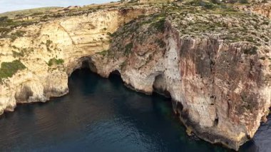 Maltas 'ın üzerinde süzülen muhteşem kıyı şeridi dramatik uçurumlar ve berrak mavi sular. Bu Akdeniz cennetinin doğal güzelliklerini ve huzurlu manzaralarını görün..