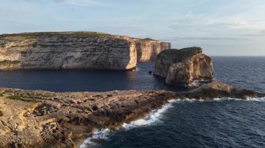 Havadan geniş perspektiflerle Malta 'nın pitoresk manzaralarını keşfedin. Dramatik uçurumların, sakin suların ve altın saat boyunca eşsiz jeolojik özelliklerin güzelliğini araştır..
