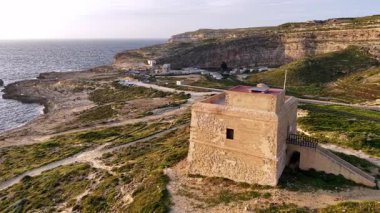 Engebeli kıyı şeritlerini, doğal güzellikleri ve günbatımının altın parıltısıyla yıkanmış eşsiz tarihi yapıları ortaya çıkaran geniş hava manzaralarıyla Malta 'nın büyüleyici manzarasını keşfedin..