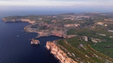 Yukarıdan Malta 'nın nefes kesici güzelliğine tanık olun, dramatik kıyı şeridini, yemyeşil vadileri ve parlak Akdeniz' e karşı engebeli uçurumları sergiliyor..