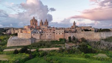 Mdina 'nın, Maltas' ın tarihi kale şehrinin nefes kesici hava manzarasını, etkileyici mimarisini ve ılık günbatımı ışığında yıkanan manzarasını deneyimleyin..