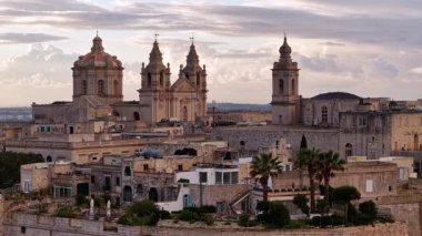 Mdina 'nın nefes kesici hava perspektifini keşfedin, Maltas şehrini güçlendirdi, sakin alacakaranlık saatlerinde eşsiz mimarisini ve zengin tarihini sergiliyor..