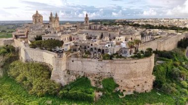 Mdina 'nın nefes kesici hava perspektifini keşfedin, Malta' daki antik güçlendirilmiş şehir. Bu büyüleyici konum etkileyici ortaçağ mimarisi ve manzara manzaralarıyla övünür..
