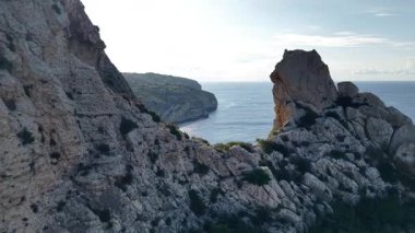 Güneş muhteşem uçurumların ardında batarken Maltas Blue Grotto 'nun hayranlık uyandıran güzelliğini hissedin. Huzurlu deniz ve engebeli manzaraların mükemmel bir kaçış yolu yarattığına tanık olun..
