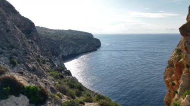 Malta 'daki nefes kesici Blue Grotto' ya tanık olun. Dramatik uçurumlar, parlak turkuaz sular ve huzurlu bir atmosfer. Farklı açılardan kıyı şeridinin doğal güzelliğinin tadını çıkar..