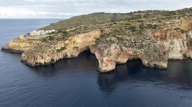 Maltas Blue Grotto 'nun nefes kesici güzelliğini kristal berrak suları ve etkileyici kireçtaşı kayalıklarıyla deneyin..